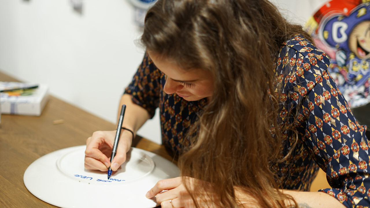 Heinen Delfts Blauw is launching a new wall plate collection together with Loes van Delft