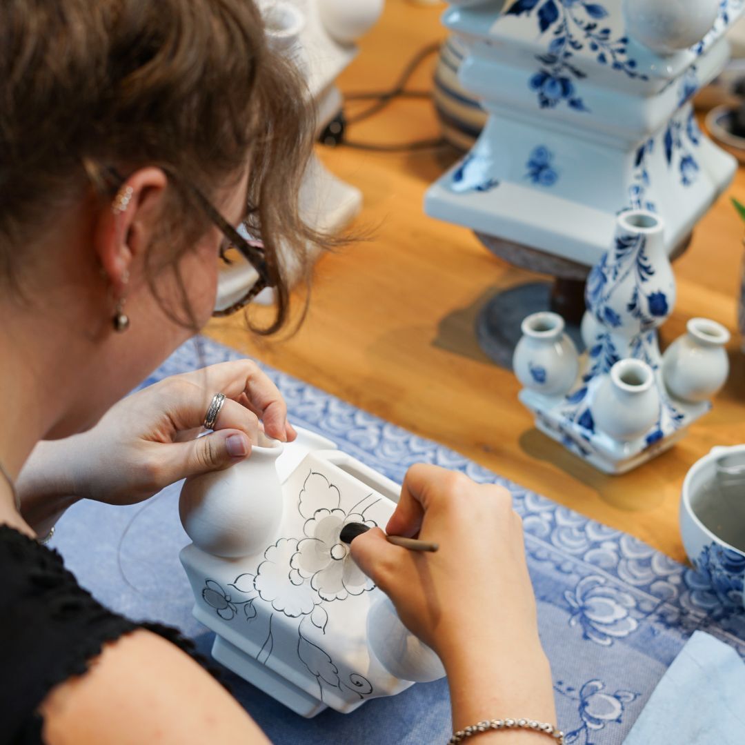 Plateelschilder van Heinen Delfts Blauw aan het werk