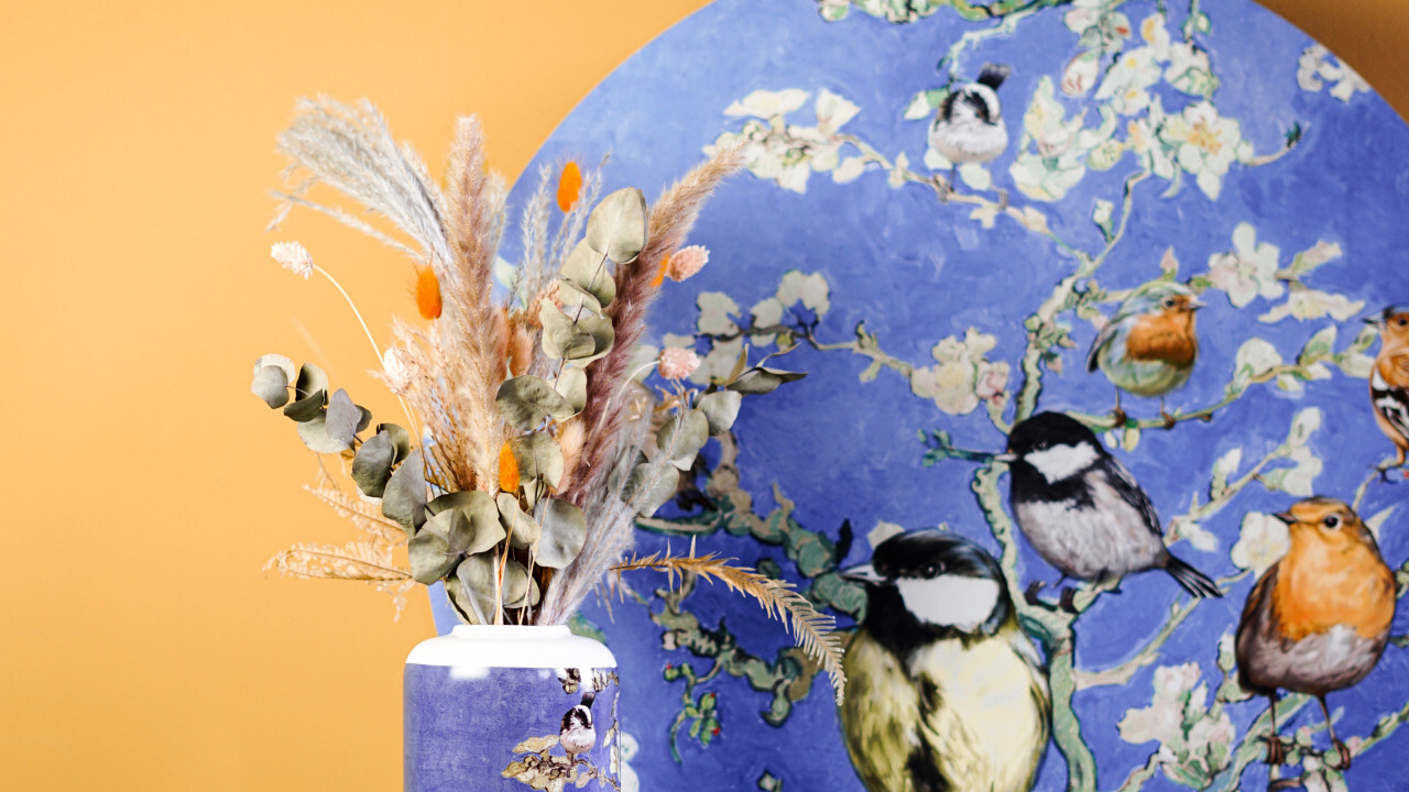 Cheerful vases with birds