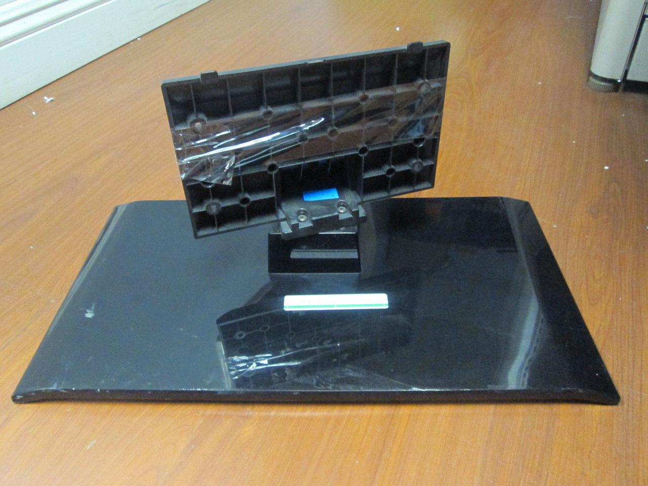 LG 47LV4400 STAND/BASE 180105439010 (SCREWS INCLUDED) (487316)