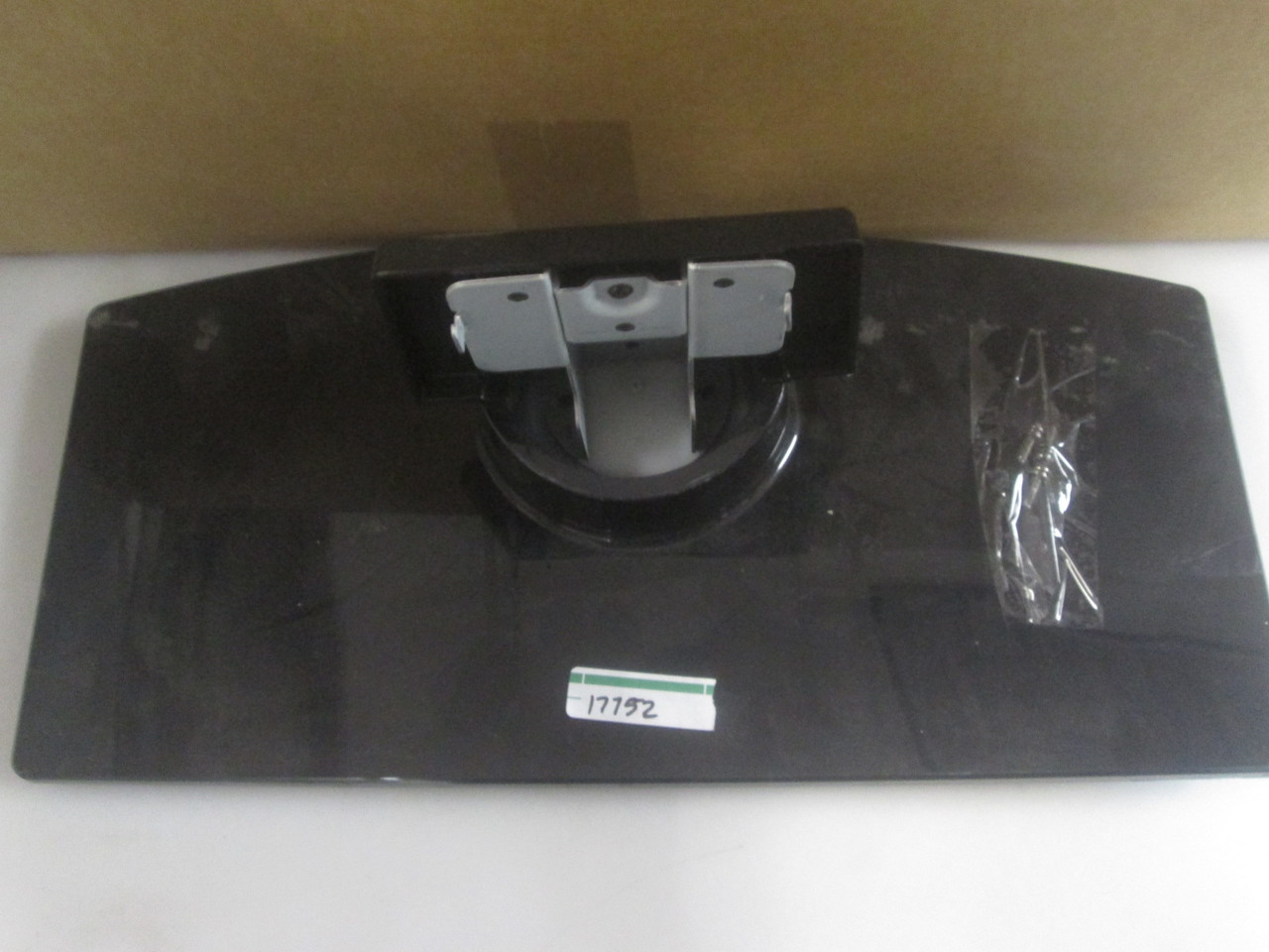 INSIGNIA NS32L450A11 STAND / BASE (SCREWS INCLUDED) (17752)