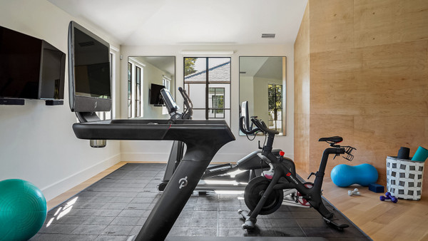 The Home Advantage: Why Having a Home Gym Trumps Gym Memberships