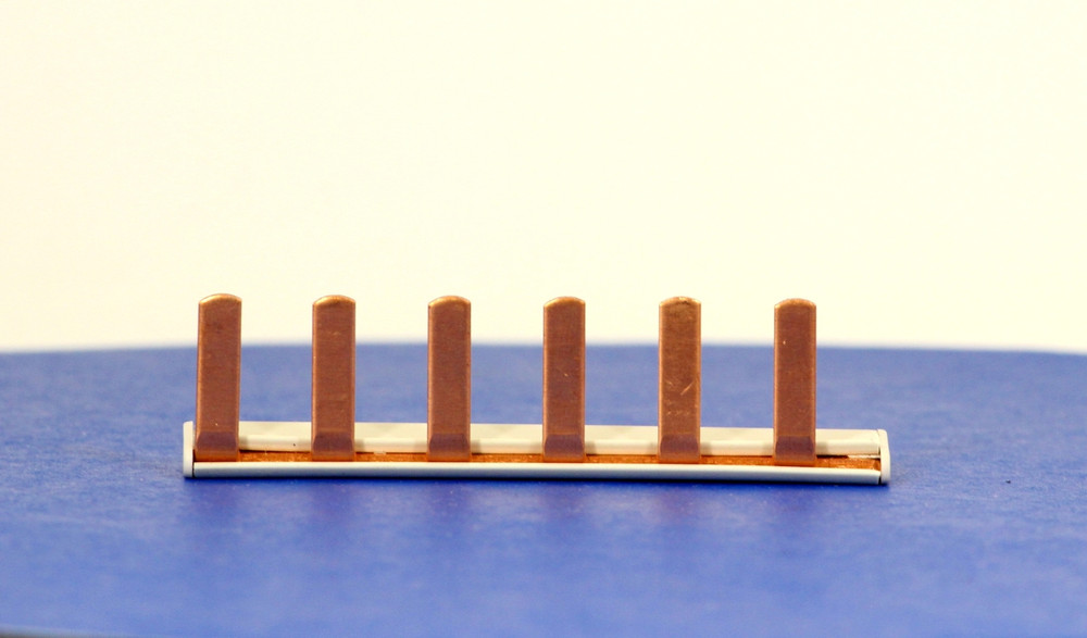 Q1233L-6 (6-Way Insulated Busbar + Endcaps)
