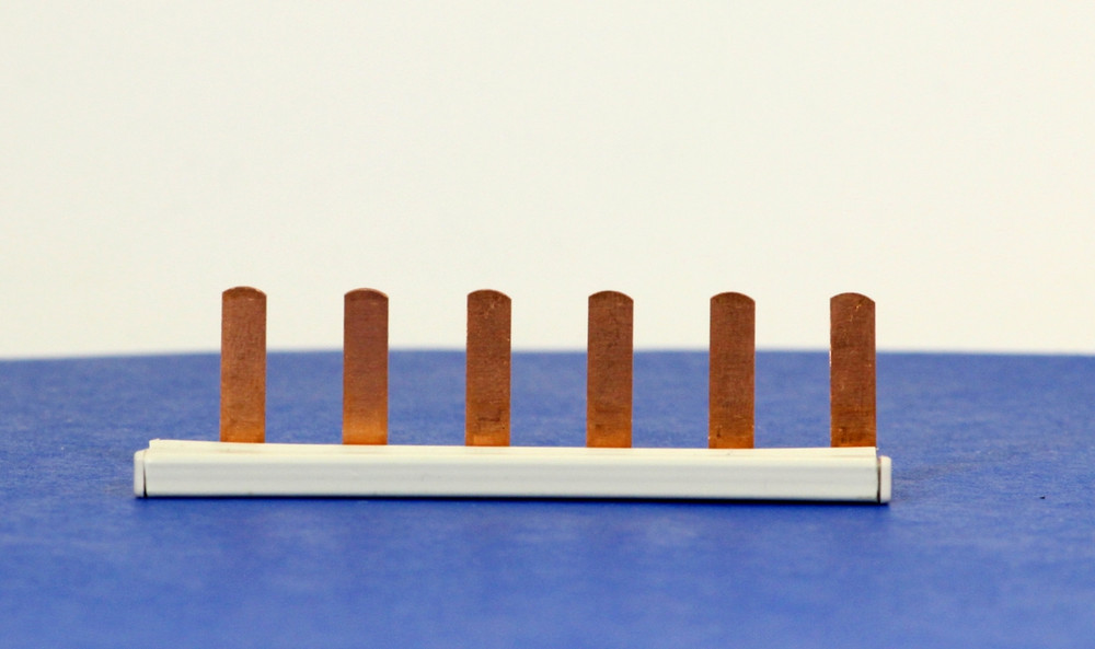 Q1233L-6 (6-Way Insulated Busbar + Endcaps)