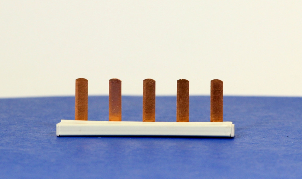 Q1233L-5 (5-Way Insulated Busbar + Endcaps)
