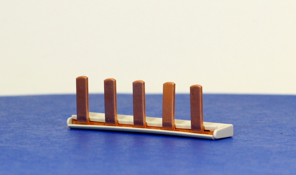 Q1233L-5 (5-Way Insulated Busbar + Endcaps)