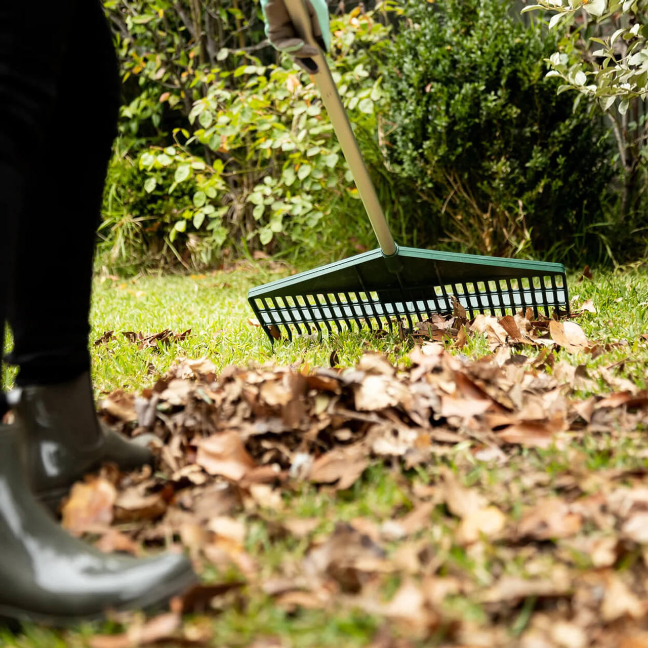 cyclone great aussie super rake wide 580mm plastic head with lightweight aluminium handle