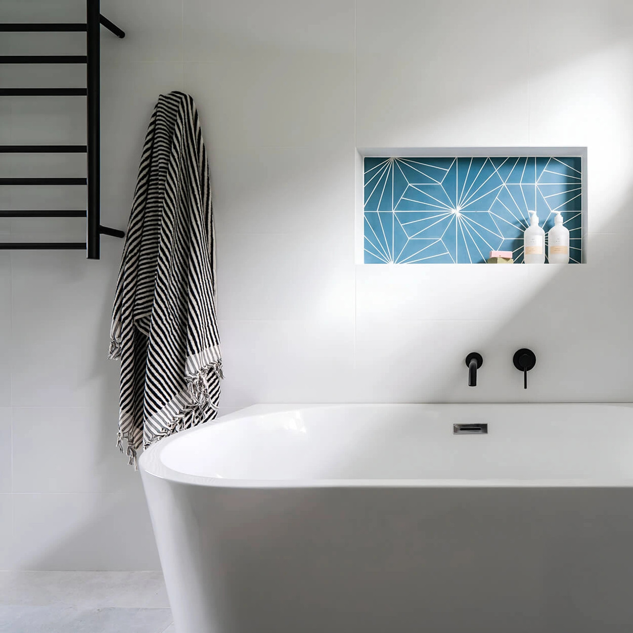 thermorail round 240volt ladder heated towel rail