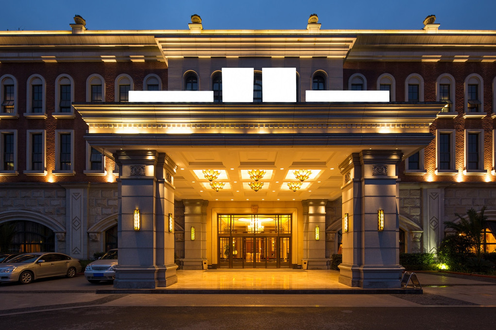 How to Create Luxurious Entrances for High-End Hotels