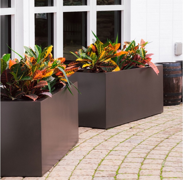 Modern meets natural in this assortment of planters, Porta Forma