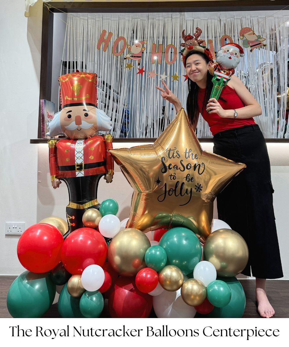 An elegant addition to your Christmas decor - the Christmas Themed Fashion Balloons Centerpiece - The Royal Nutcracker! This exquisite balloon centerpiece features a stunning royal nutcracker foil balloon, evoking the classic charm of the holiday season in classic red, forest green, white and reflex gold. It's the perfect choice for adding a touch of sophistication to your Christmas decor.