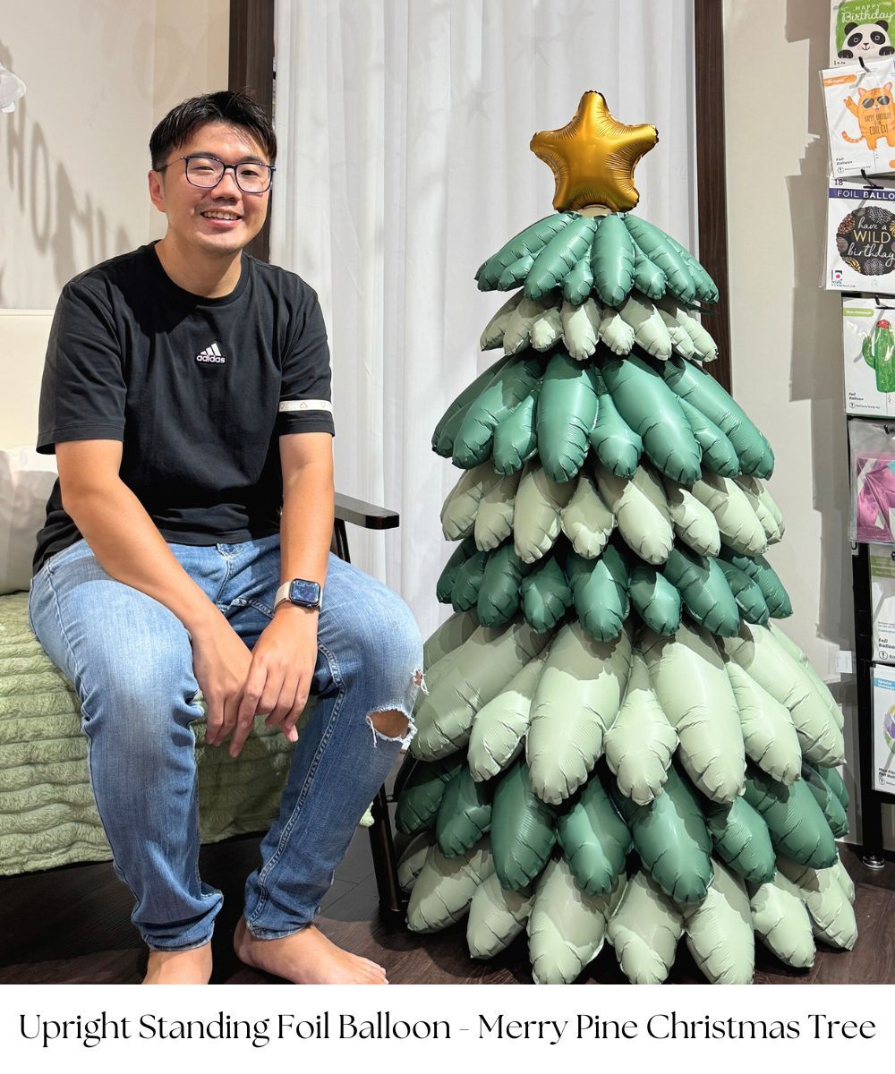 Make your holiday décor extra cozy and festive with the Upright Standing Foil Balloon - Merry Pine Christmas Tree! This elegant foil balloon, shaped like a classic Christmas tree, features a rich, velvety texture that adds warmth and charm to any setting. Perfect for creating a sophisticated yet fun holiday atmosphere, this balloon is great for Christmas parties, home decorations, or even as a welcoming centerpiece at your front door.