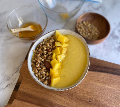 ENTZÜNDUNGSHEMMENDE SMOOTHIE BOWL MIT MANGO & KEFIR