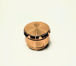 2.5in FANCY GOLD METAL 4pc GRINDER, KNOTCHED GRIPPER, with KEEF SCRAPER. VERY HEAVY.