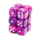 Chessex - Set de 12 dados D6 de 16mm Festive™ Violeta/Blanco
