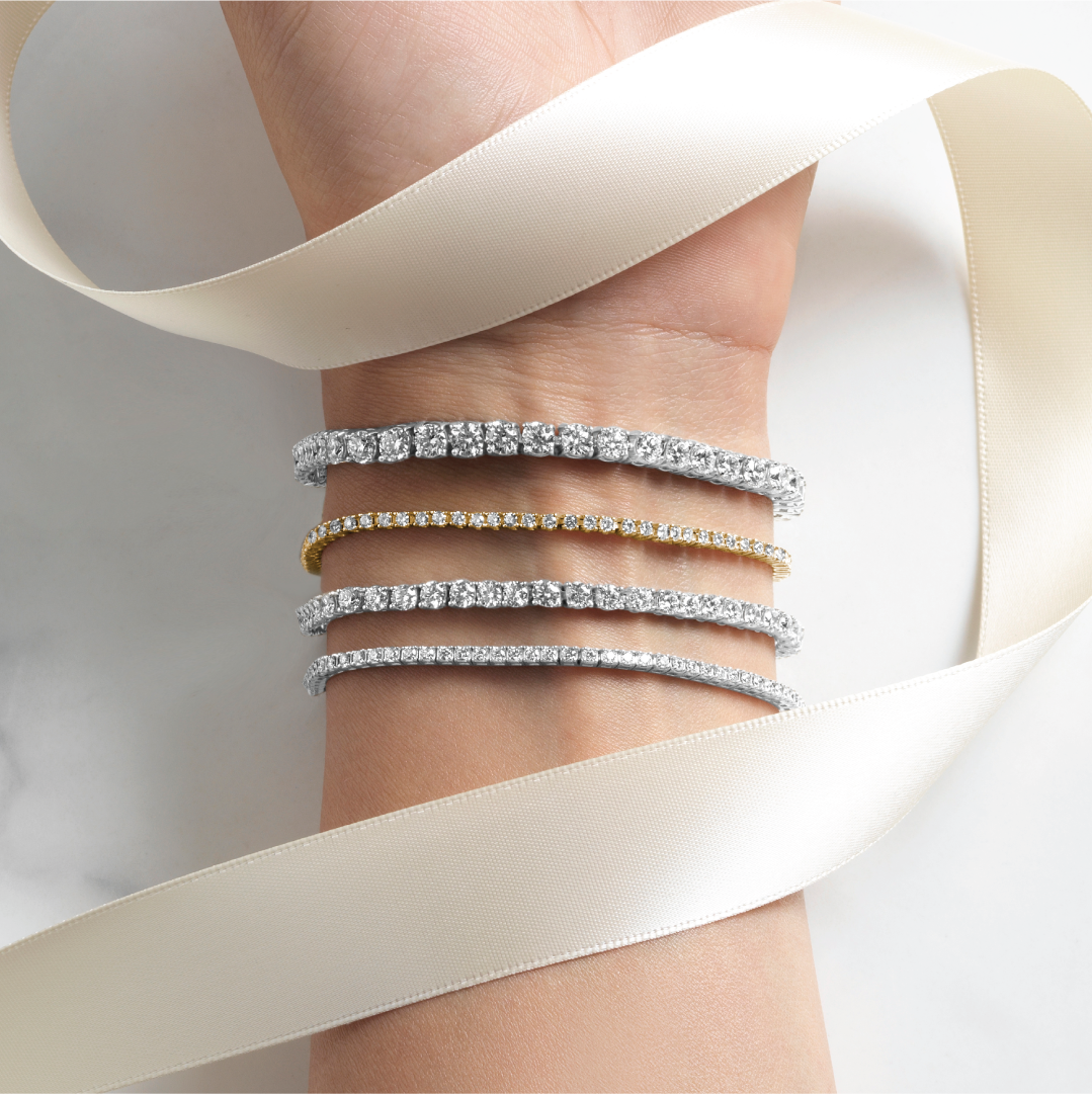 Model in line necklaces and bracelets