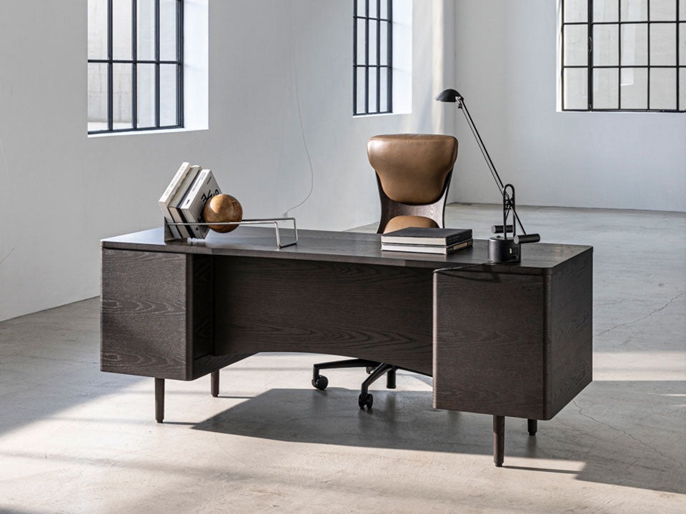 s-den-desk-001-1671793232552.jpg