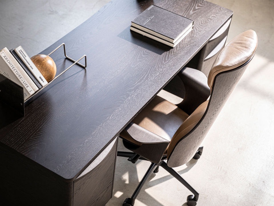 s-den-desk-002-1671793232656.jpg
