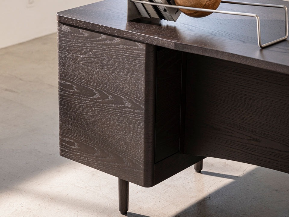 s-den-desk-003-1671793232757.jpg