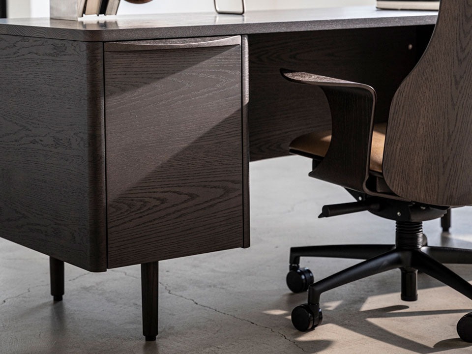 s-den-desk-005-1671793232962.jpg