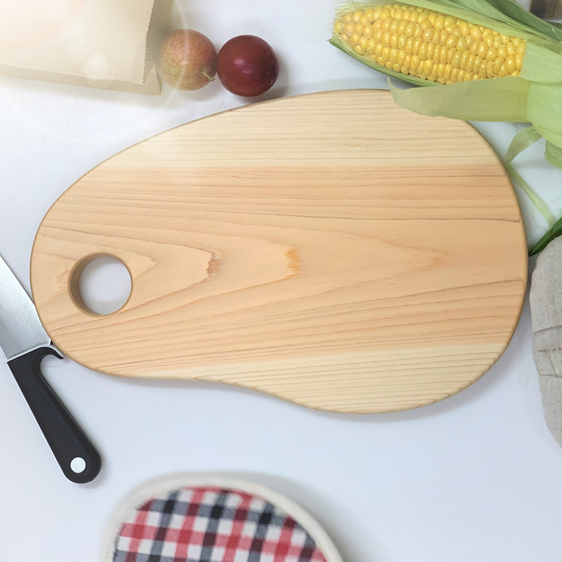 wood-plate-with-cute-roundness-large-hole-that-is-easy-to-carry-hinoki-cutting-board.jpg