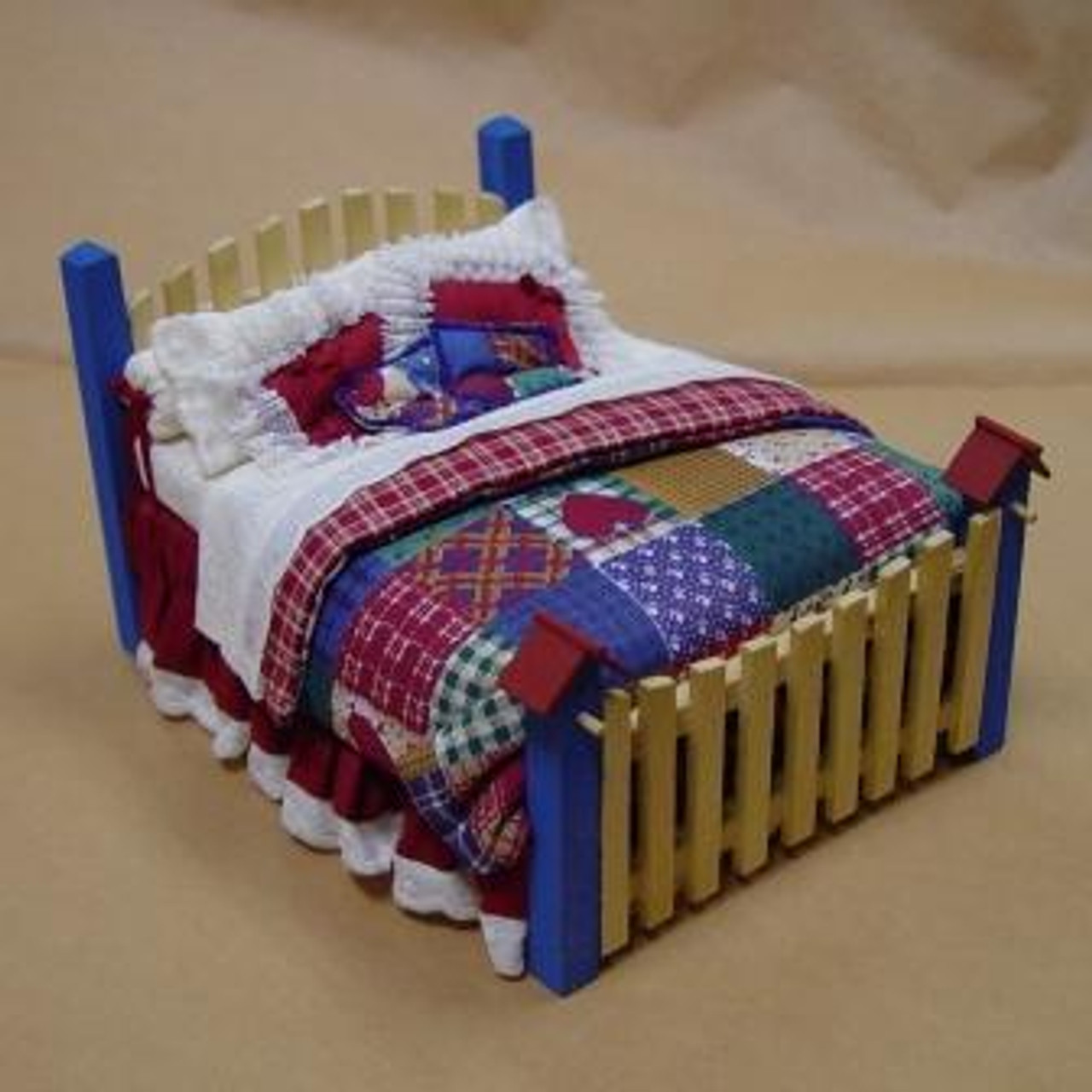 Dollhouse Miniature Birdhouse Bed (UFN0815)