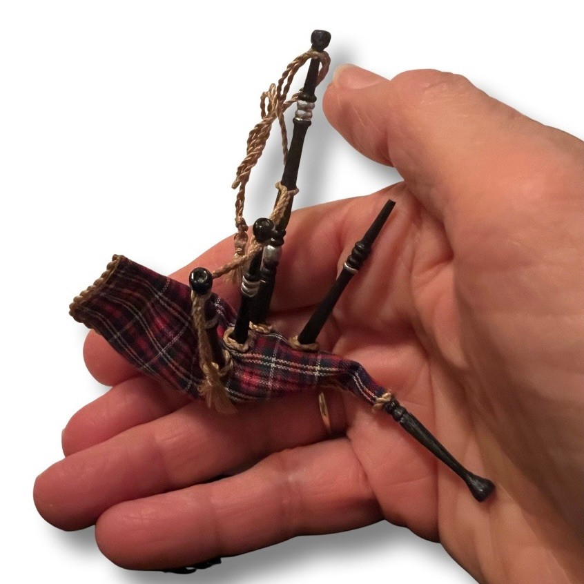 UFN2021 Miniature Bagpipes Jeepers Dollhouse Miniatures