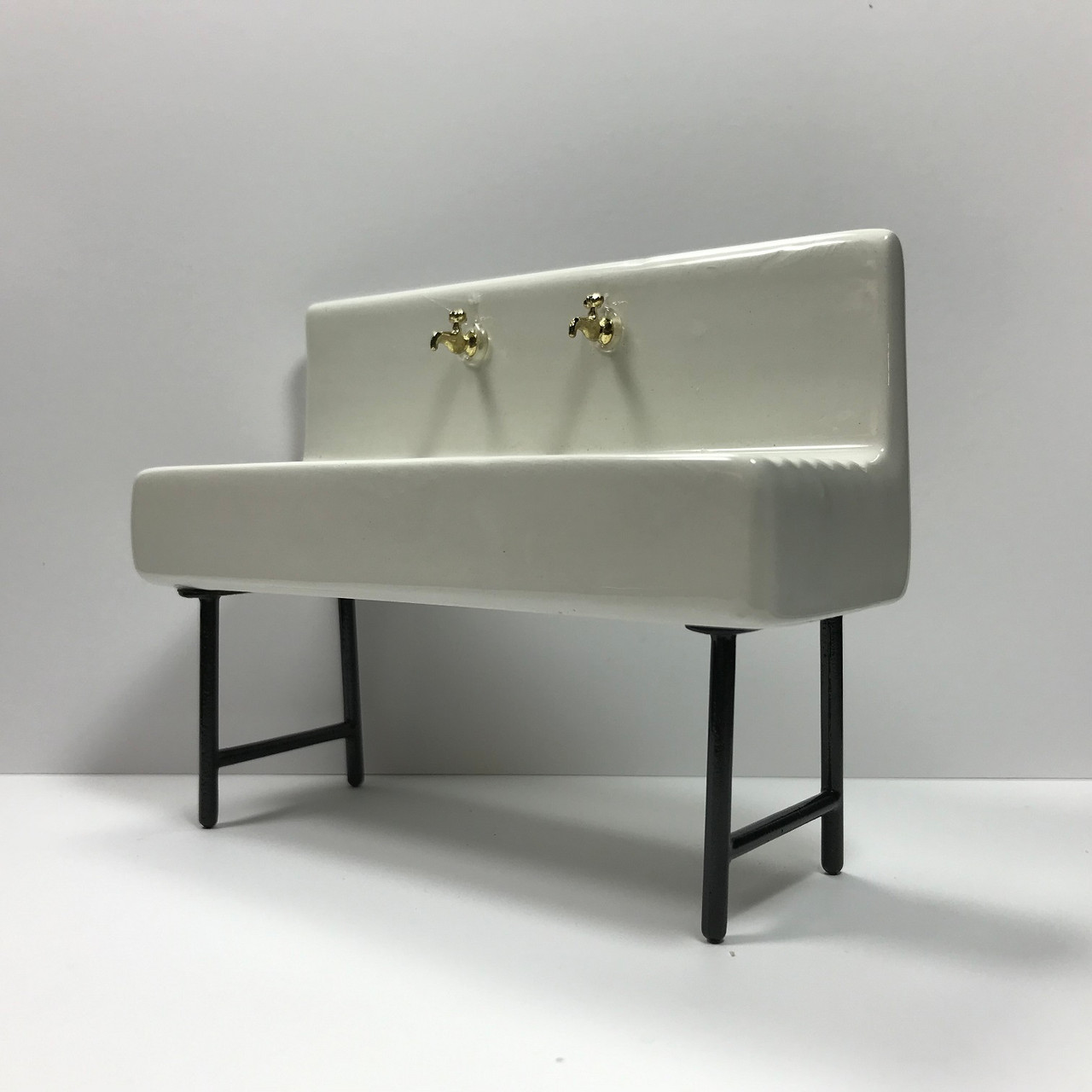 1:12 Scale Dollhouse Miniature 1920's Porcelain Sink (RA0100) front/side