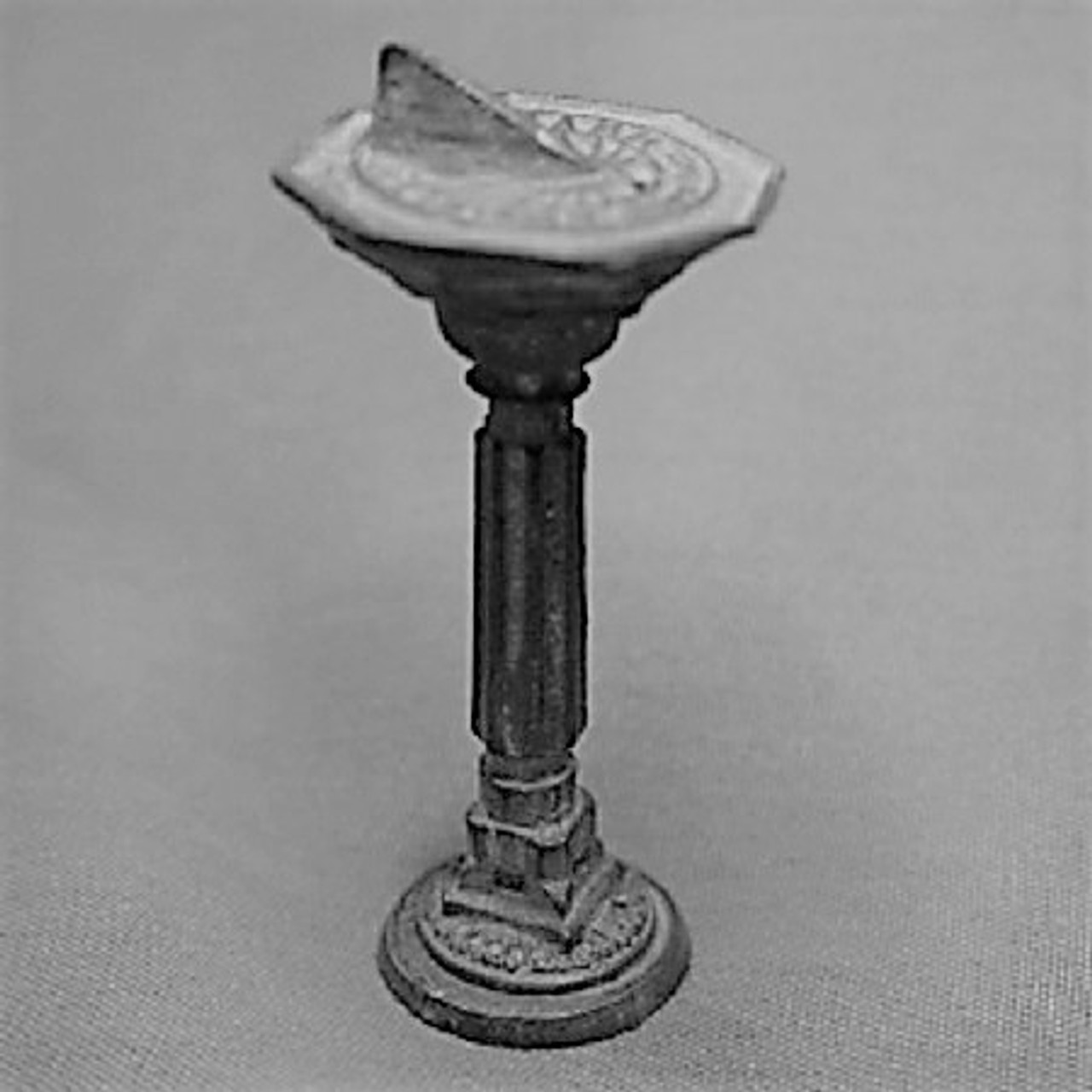 Dollhouse Miniature Sundial (IC2449)