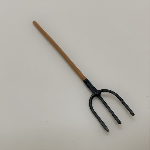 IC0222 - Long Handled Pitchfork