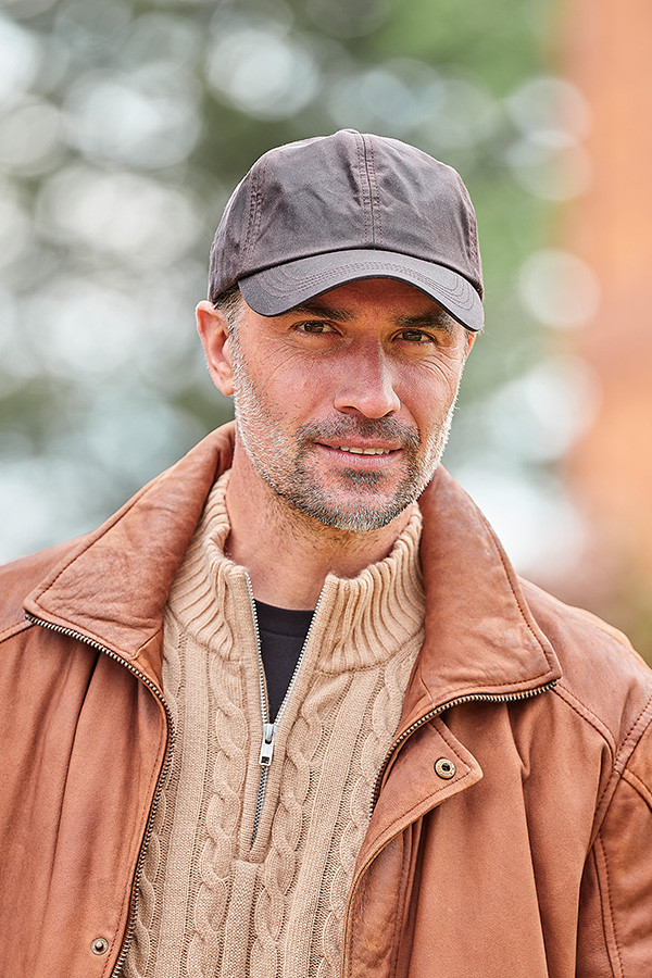 Waterproof Waxed Cap in Brown