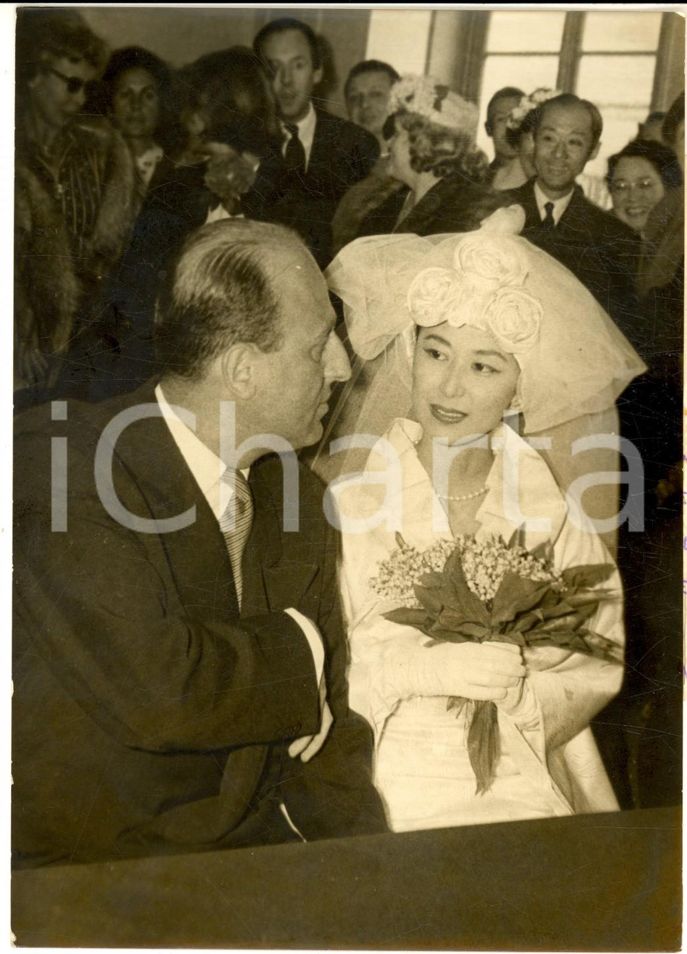 Fotografia d epoca originale 1957 VALMONDOIS Matrimonio civile tra Keiko KISHI e Yves CIAMPI  Foto 13x18 cm 1