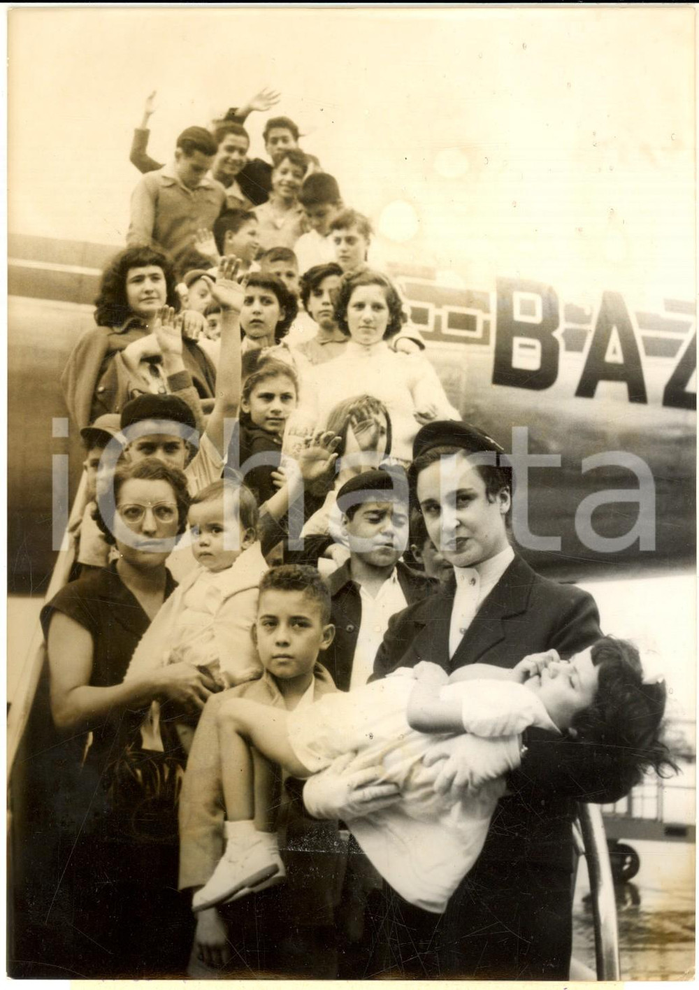 1956 PARIS Arrivée enfants échappés à l'embuscade de PALESTRO Photo 13x18 cm