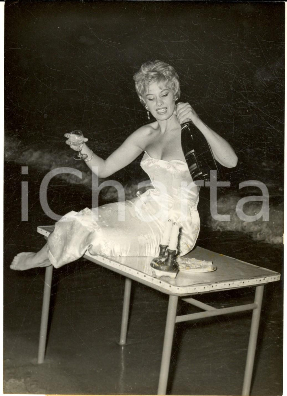 1960 FESTIVAL DI CANNES Magali NOEL brinda in spiaggia *Foto 13x18 cm