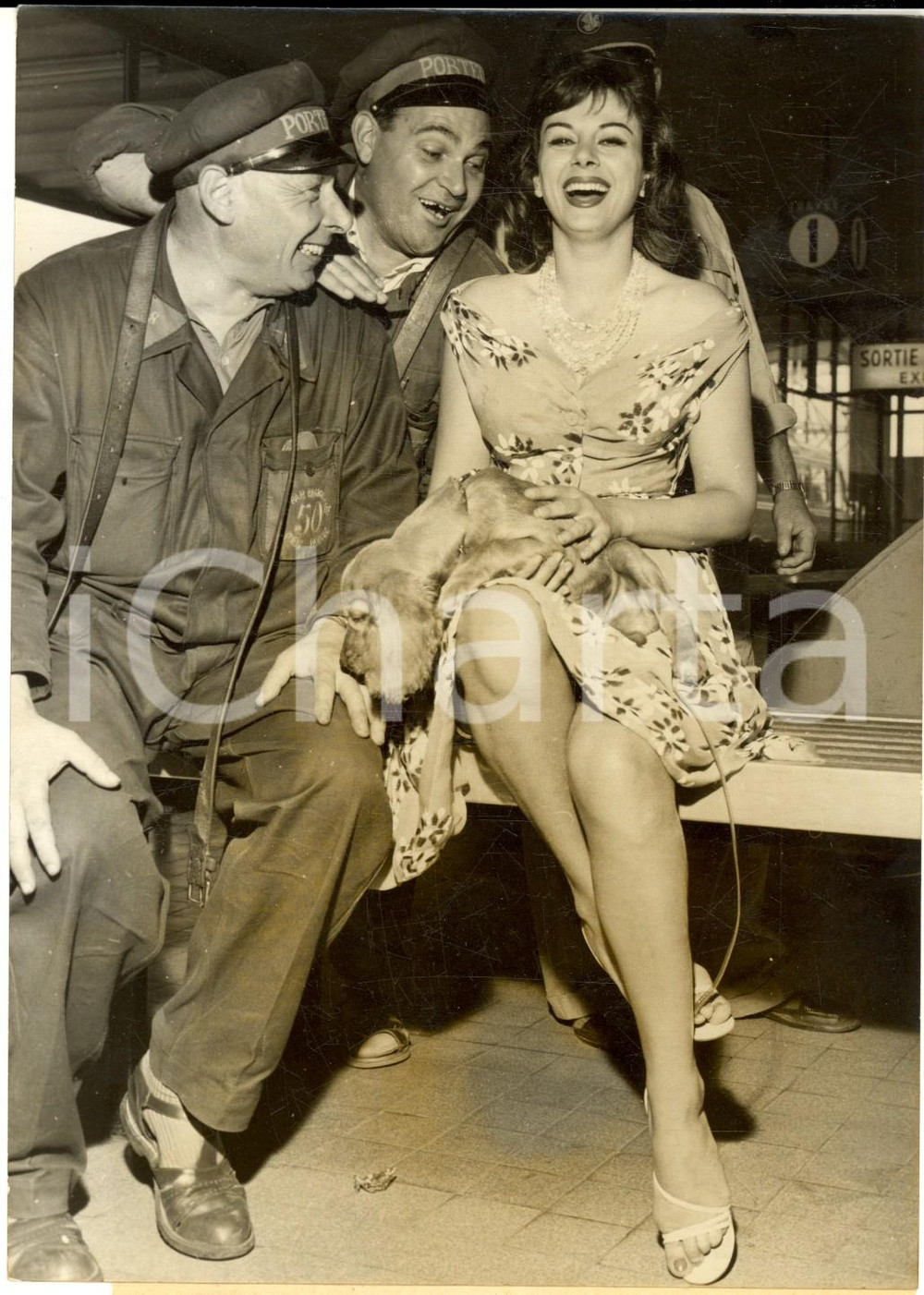1959 PARIS ORLY Sandra MILO ammirata dai facchini dell'aeroporto *Foto 13x18 cm