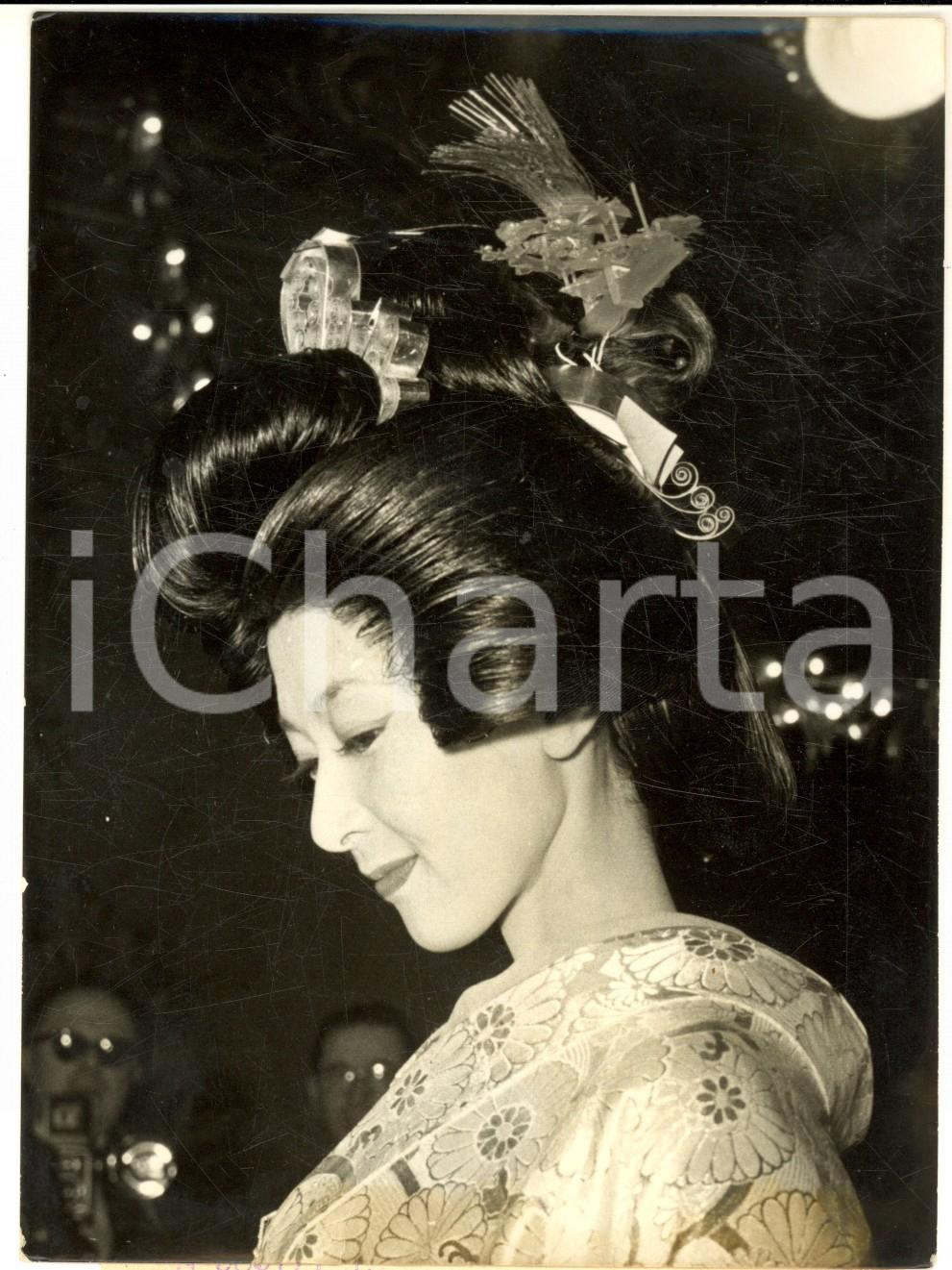 Fotografia d epoca originale 1957 PARIS Festival des Coiffures  Keiko KISHI présente coiffure japonaise 1