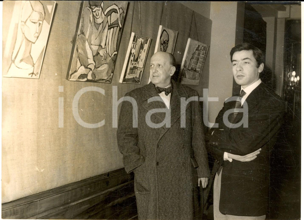 1957 PARIS Pietro QUARONI e il pittore CURTI alla mostra di arte italiana *Foto Fotografia d'epoca, con didascalia coeva.Si tratta della mostra "Paris vu par les peintres italiens" al Vieux-Colombier.  GOOD/buono  Formato: 18x13 cm originale e autentica 1