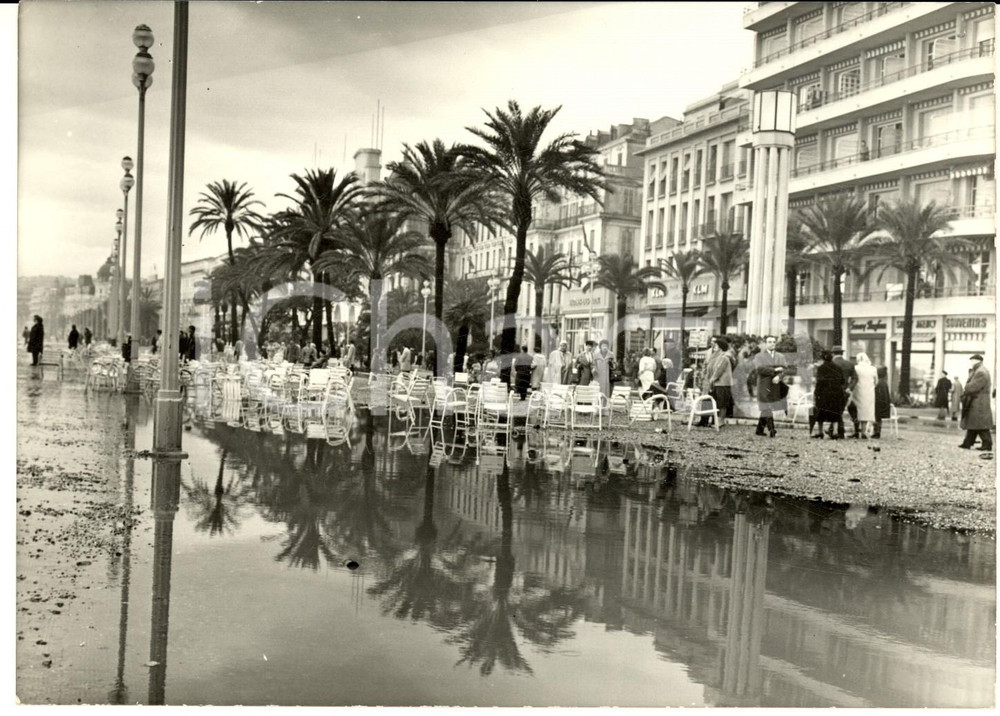 Fotografia d epoca originale 1955 ca – Côte d’Azur, Nizza: la Promenade des Anglais dopo una tempesta 1