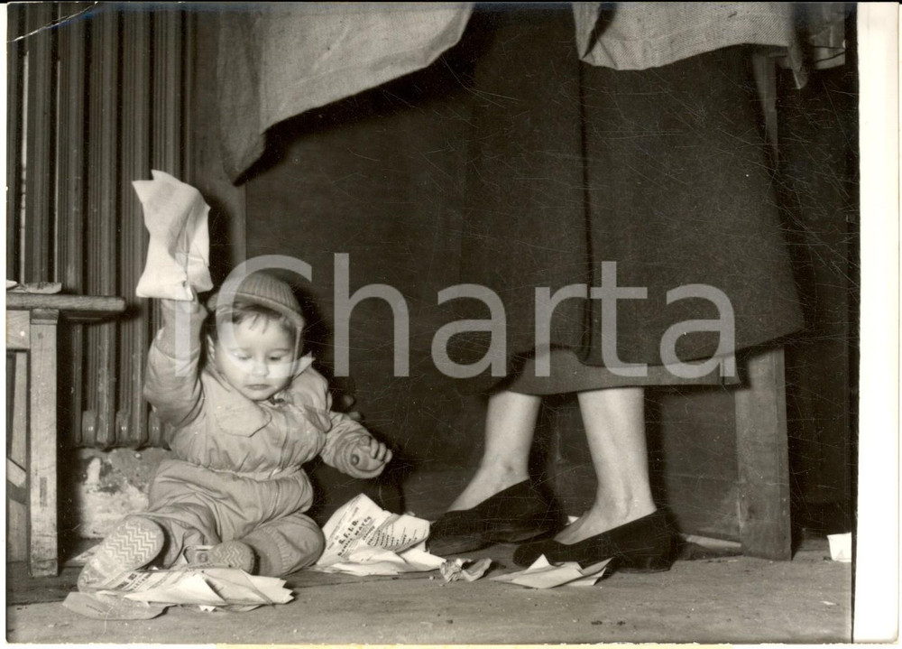Fotografia d epoca originale 1956 FRANCE Elezioni  bambino gioca con i volantini alle urne Foto 1
