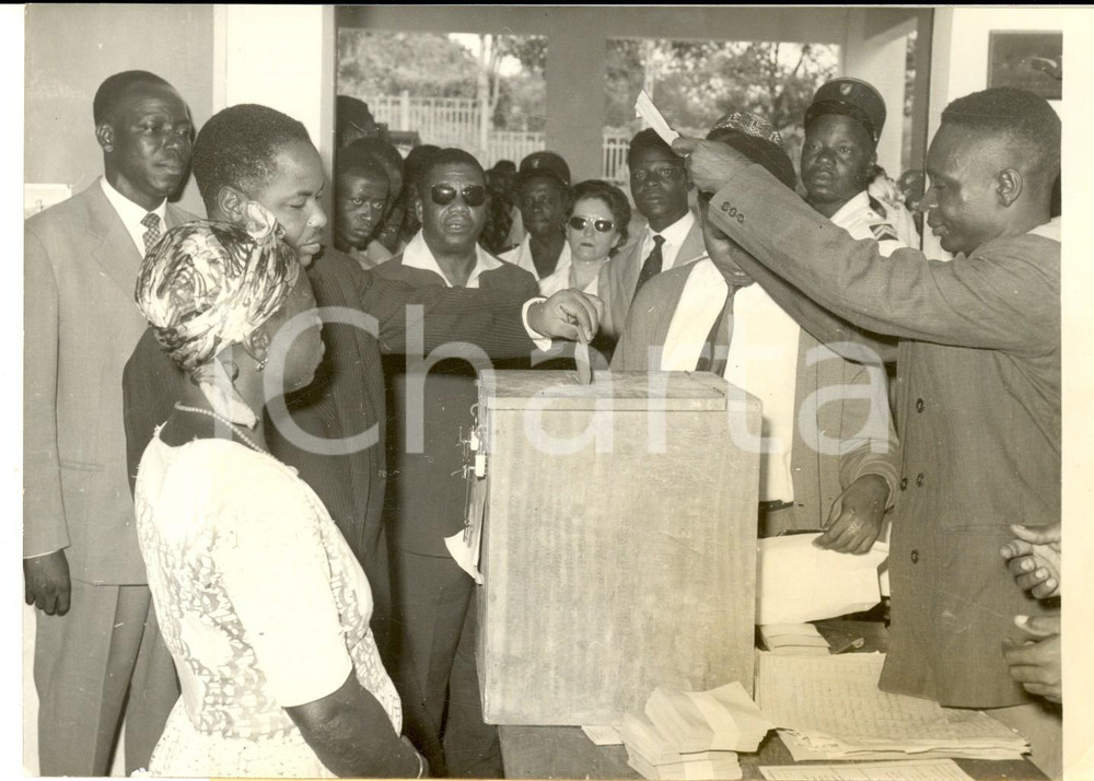 1960 YAOUNDE' (CAMERUN) Premier Ahmadou AHIDJO vota al referendum *Foto