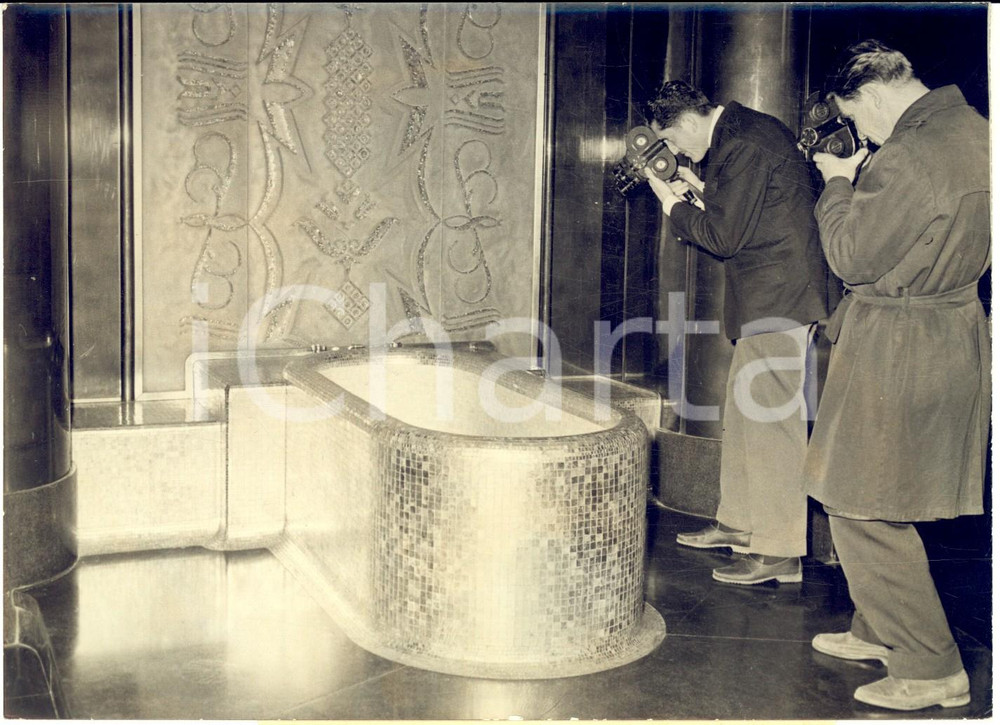 1960 PARIS Giornalisti visitano il bagno a disposizione di Nikita KRUSCEV *Foto