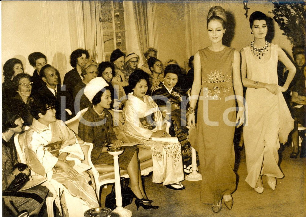 1962 PARIS Moglie di Hayato IKEDA alla sfilata collezione Christian DIOR *Foto