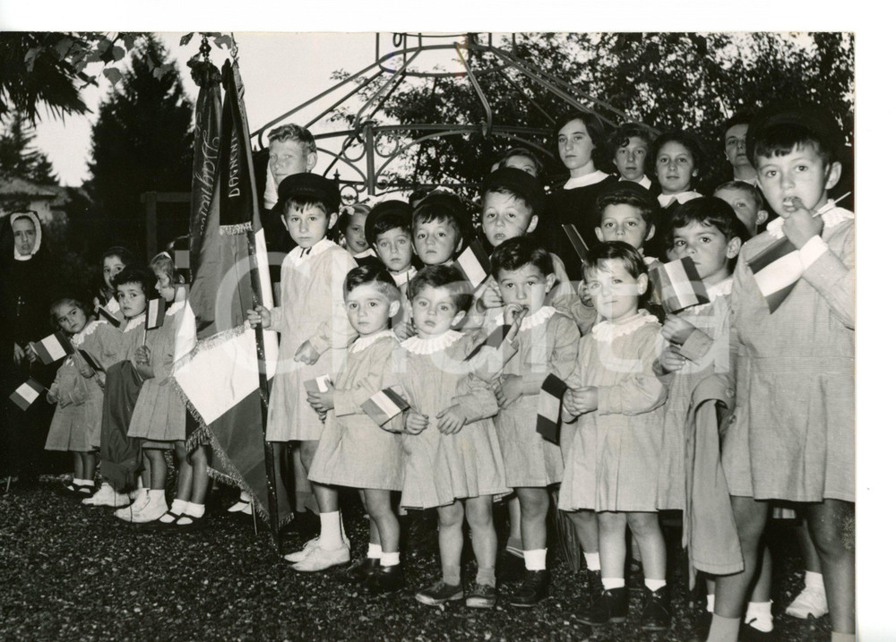1955 ARONA Villa Serena - Bambini con tricolore attendono Giovanni GRONCHI *Foto
