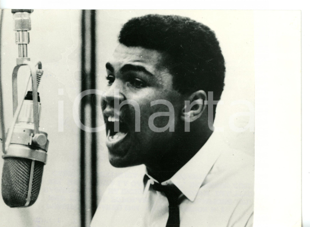 1964 NEW YORK Muhammad ALI canta "The Gang's All Here" in sala di registrazione