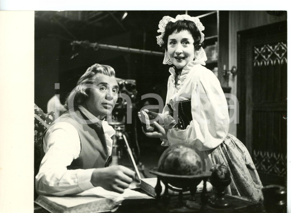 1960 RAI Sceneggiato TV "Tom Jones" - Clara CALAMAI con Roldano LUPI sul set