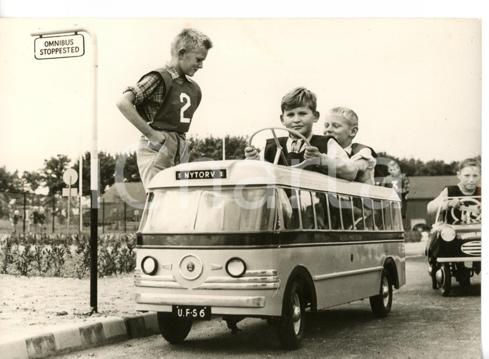 1956 ODENSE Bambini su pulmino giocattolo durate lezione di educazione stradale