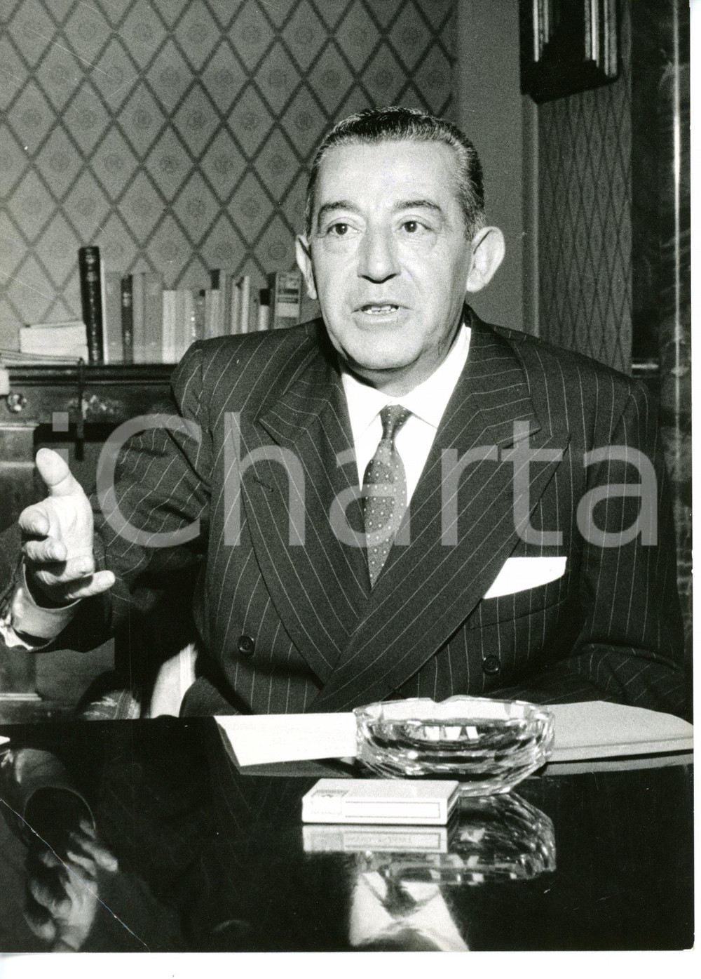 1960 MILANO Il capo della polizia Angelo VICARI nel suo studio *Foto 13x18 cm