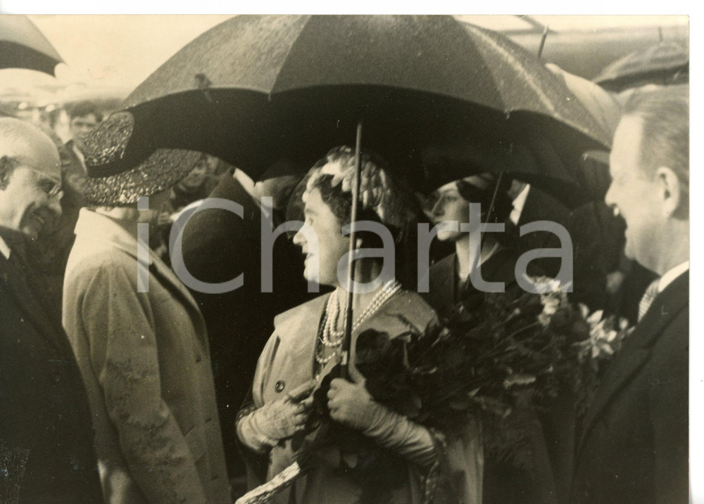1959 ROMA La Regina Madre d'Inghilterra si ripara dalla pioggia *Foto 18x13 cm