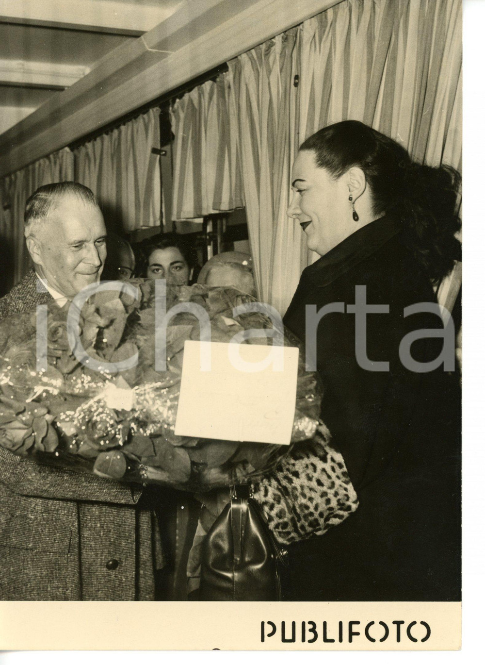 1955 ca NAPOLI Il soprano Renata TEBALDI riceve omaggio floreale *Foto 13x18 cm