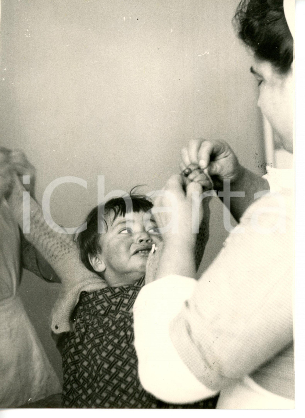 Febbraio 1956 TERAMO Bambina isolata dalla neve riceve i primi soccorsi *Foto